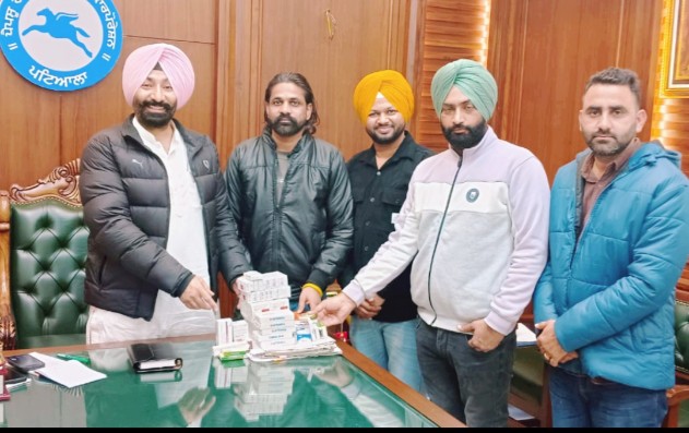 रणयोध हडाना ने रोगी मित्रा की सेवाओं को देखते हुए दवाएँ भेंट कीं